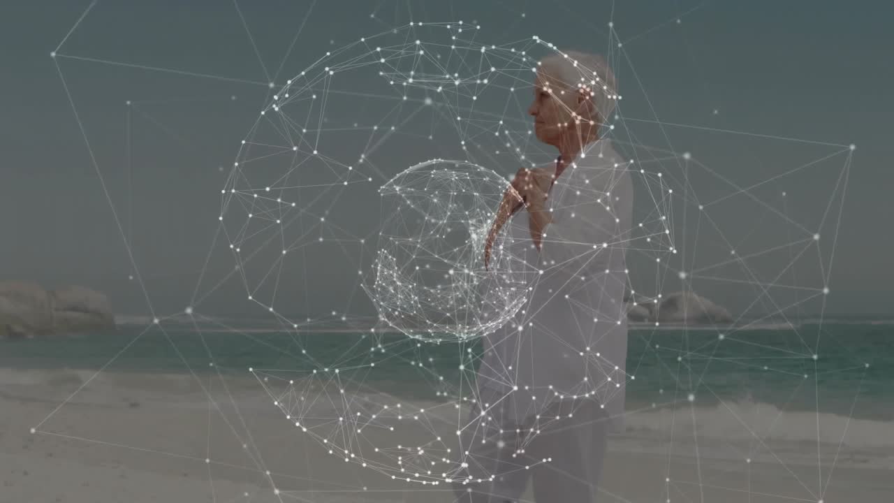 Eldre kvinne praktiserer Tai Chi på stranden, mens en pulserende sfære dukker opp rundt overkroppen for velvære.
