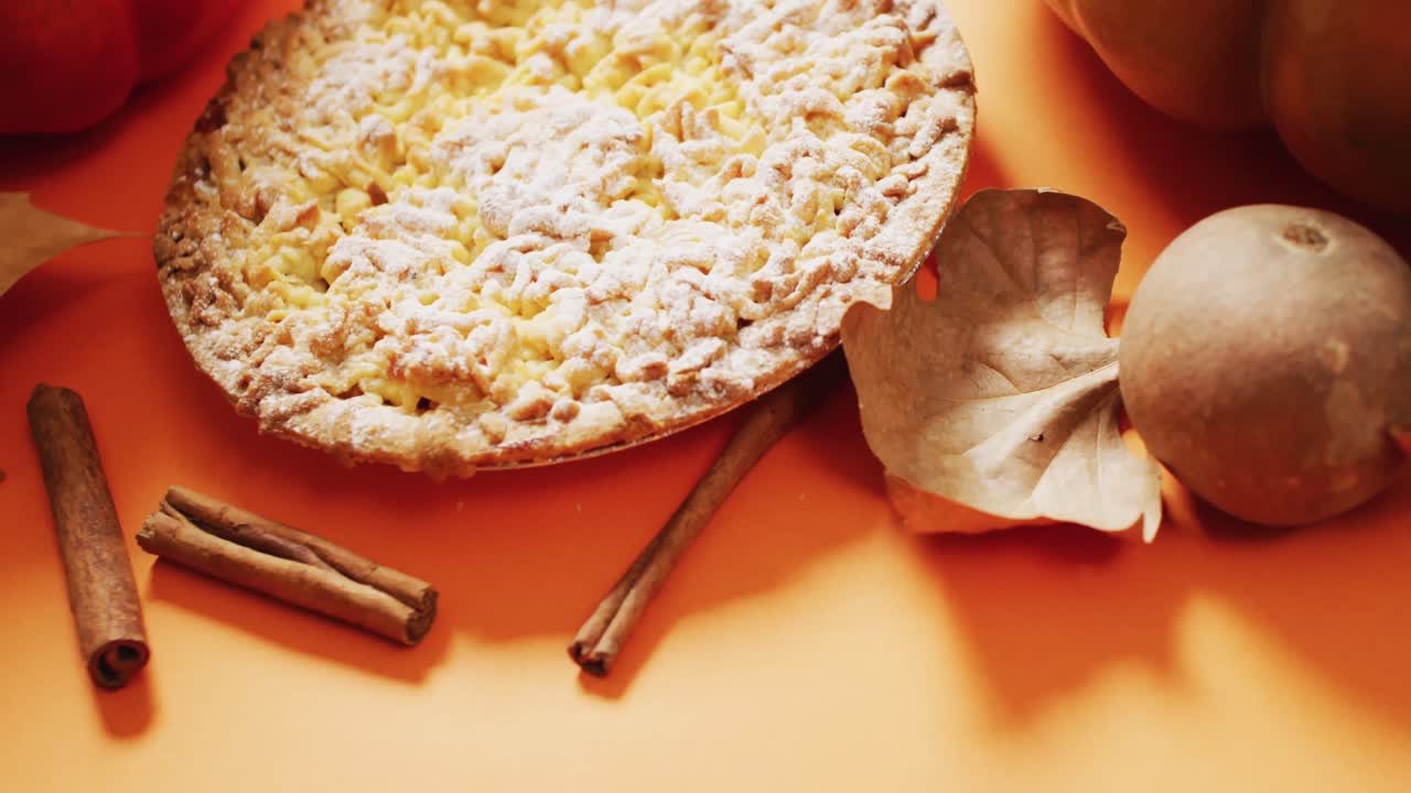 오렌지색 배경에 가을 잎, 호박, 향신료 및 파이의 비디오