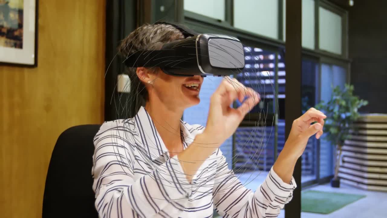 Animazione di rete di connessioni su donna d'affari che indossa un visore VR.