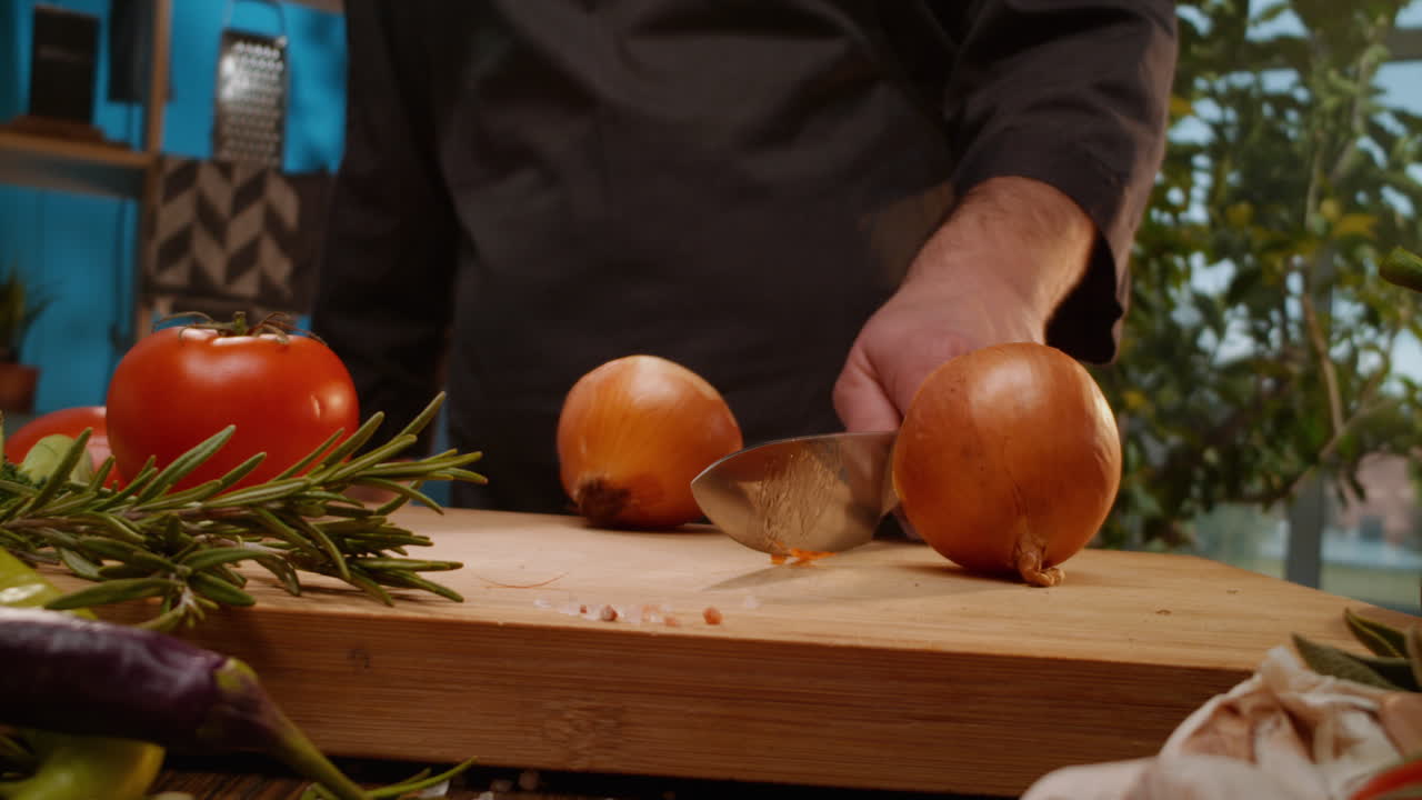 신선 한 채소 를 준비 하는 요리사