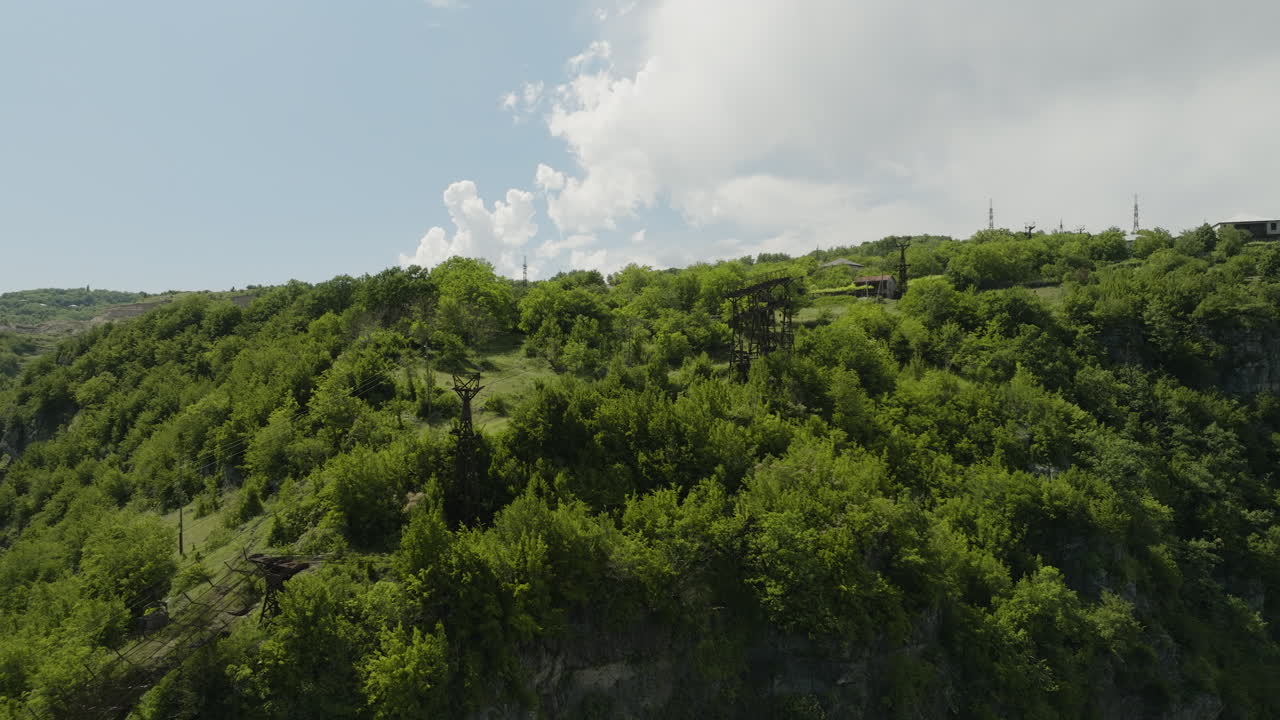 tranvía aéreo de material oxidado en un acantilado arbolado en chiatura, georgia