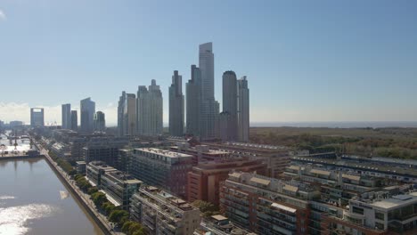 Luftaufnahme-Des-Puerto-Madero-Bezirks-Tagsüber-Mit-Wolkenkratzern-Auf-Der-Rückseite