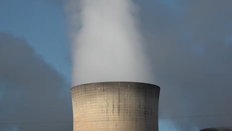 Chimney-smoking-at-Drax-Power-Station-in-Drax-Village-near-Selby,-Yorkshire,-UK