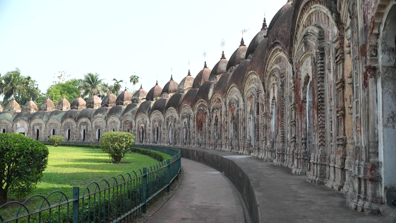 Dette stedet heter «108 Shiva-templer» fordi det består av 108 Shiva-templer. Det ligger i Kalna, i Bardwan-distriktet i Vest-Bengal.