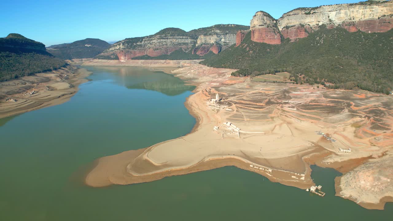 сау болотистый дамба в каталонии, испания, сильная засуха в 2024 году впечатляющие взгляды с воздуха, панорамы сау пантано