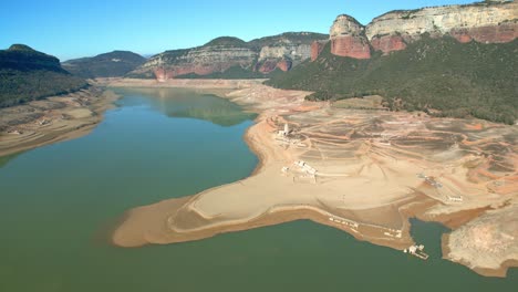 Dique-Del-Pantano-De-Sau-En-Cataluña,-España,-Intensa-Sequía-En-2024-Impresionantes-Vistas-Aéreas,-Panoramas-Sau-Pantano