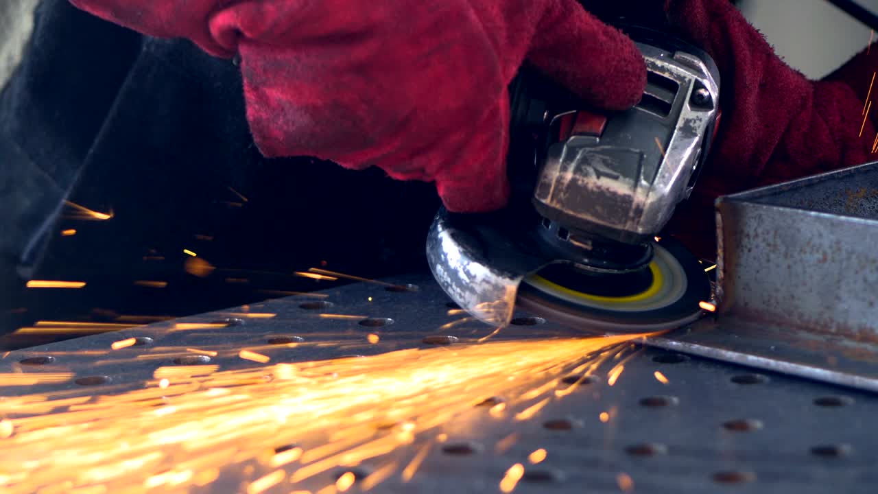 trabajador profesional que utiliza una máquina de molienda para procesar metal. 4k.