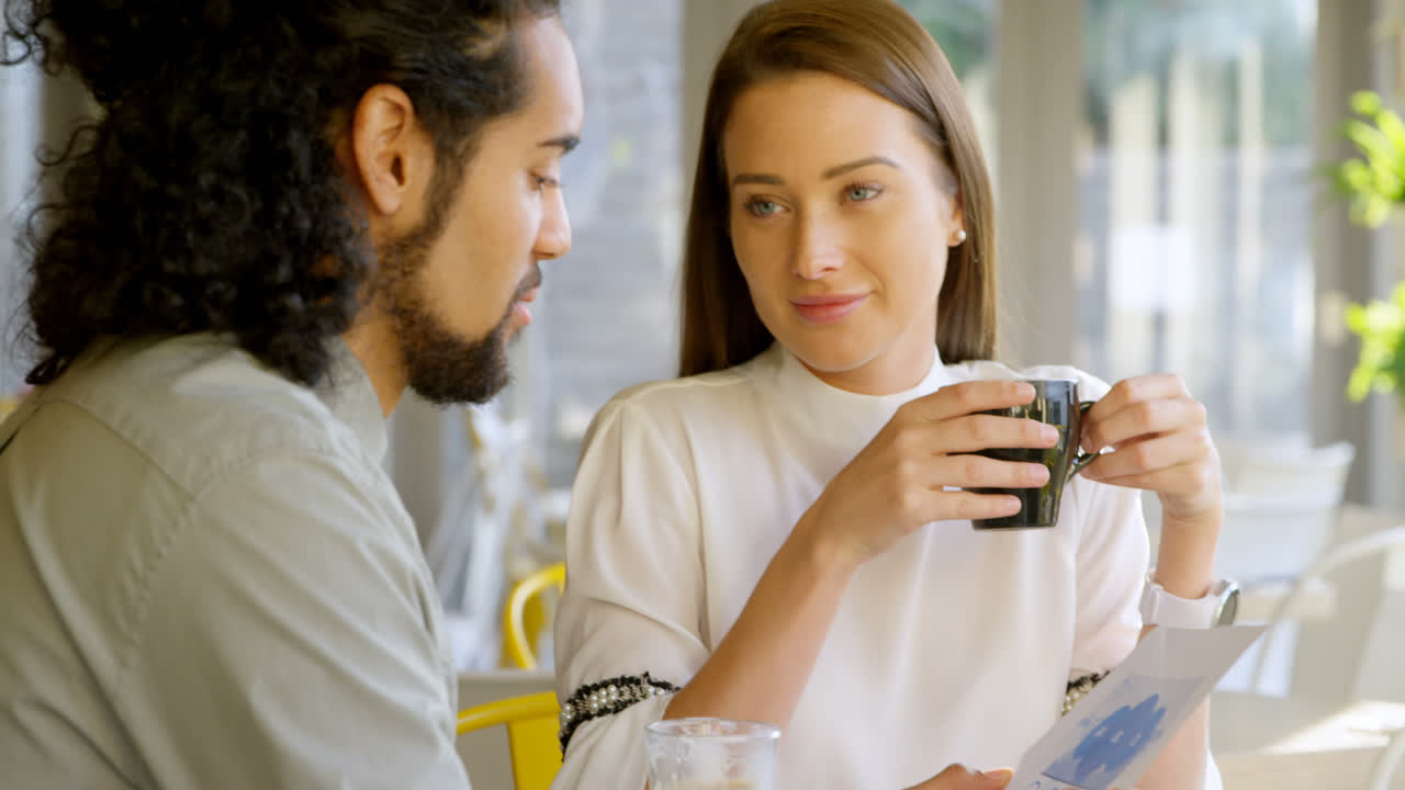 경영진들이 그래프 차트 4k를 통해 논의하고 있습니다.