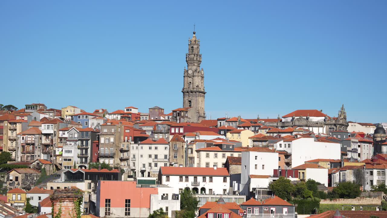Naturskøn udsigt over Porto bymidte med Clerigos kirketårn i det fjerne