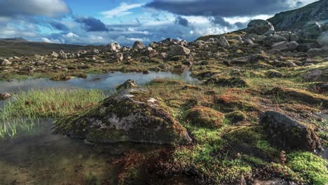 nubes oscuras pasan por encima del duro paisaje nórdico en un video timelapse