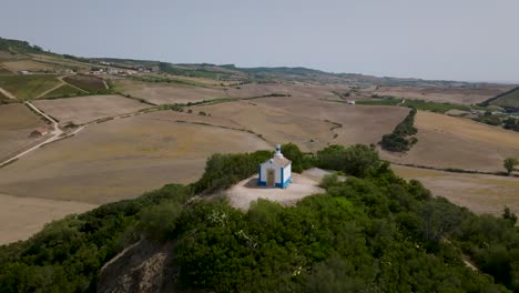 Toma-Aérea-De-La-Antigua-Capilla-De-Nossa-Senhora-Do-Monte-En-Arruda-Dos-Vinhos-En-Portugal