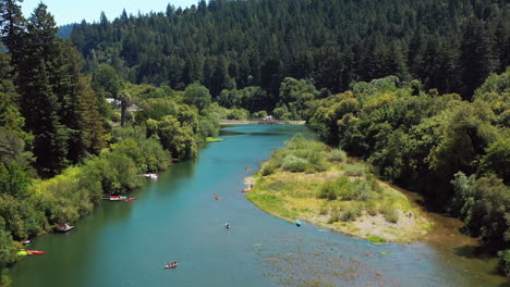 Sobrevuelo-Aéreo-De-La-Popular-Ubicación-Remota-Del-Río-Para-Practicar-Kayak-Y-Recreación-Al-Aire-Libre