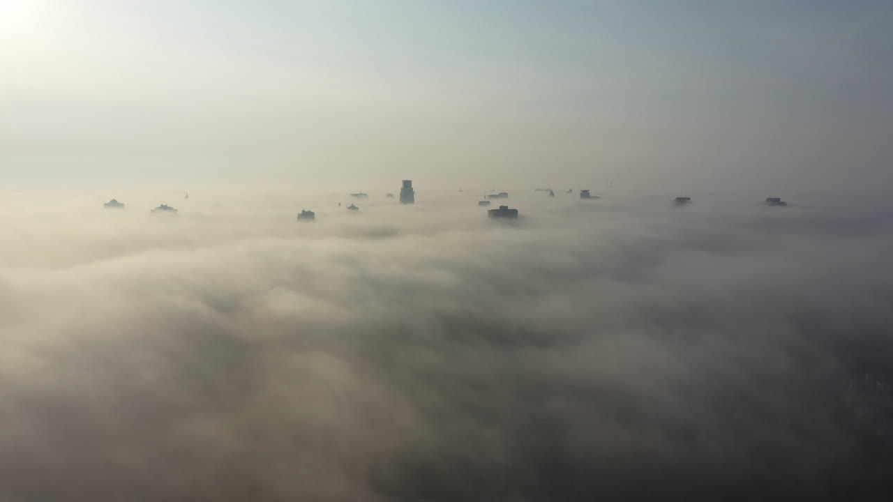 안개로 뒤인 도시