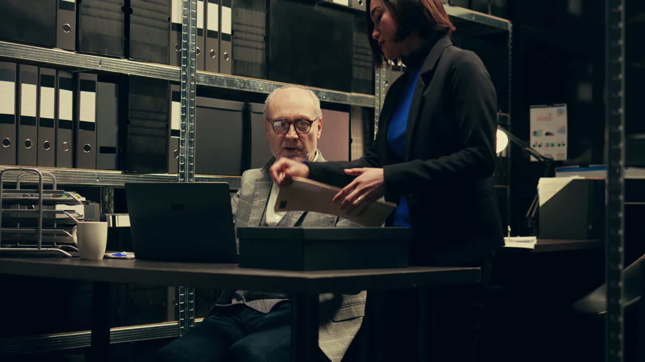 investigadores federales examinando pruebas forenses y informes de autopsia.