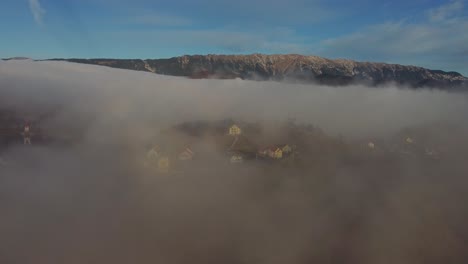 Aldea-Tradicional-Fundata-En-Las-Montañas-Rumanas,-Que-Muestra-El-Estilo-De-Vida-Rural-Y-La-Belleza-Natural