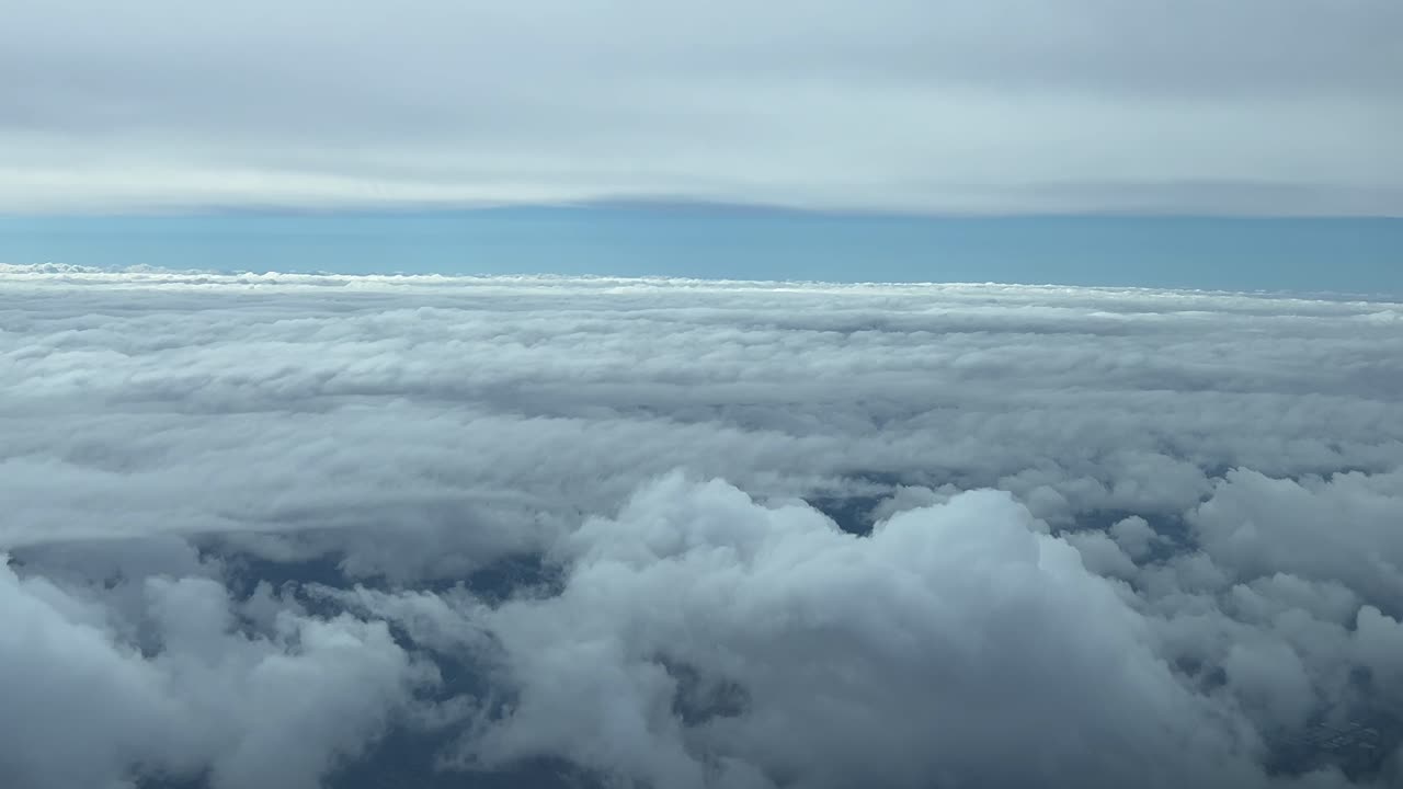 pov volando entre capas de nubes disparado desde la cabina de un avión