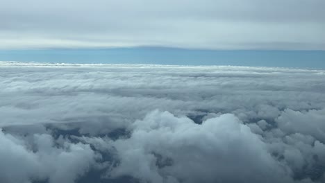 POV-Flug-Zwischen-Wolkenschichten,-Aufgenommen-Aus-Dem-Cockpit-Eines-Flugzeugs