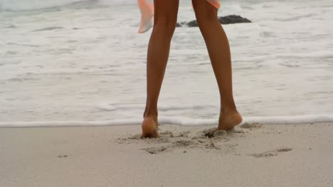 Schöne-Frau-Gemischter-Abstammung,-Die-Sich-Am-Strand-Dreht