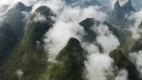 montañas kársticas dramáticas en las nubes, alta vista aérea