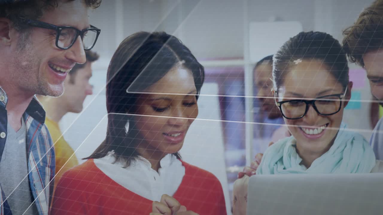 Equipo inclinado sobre un portátil mientras una mujer se desplaza, gráficos empresariales cambiando, un cuarto miembro se une al análisis