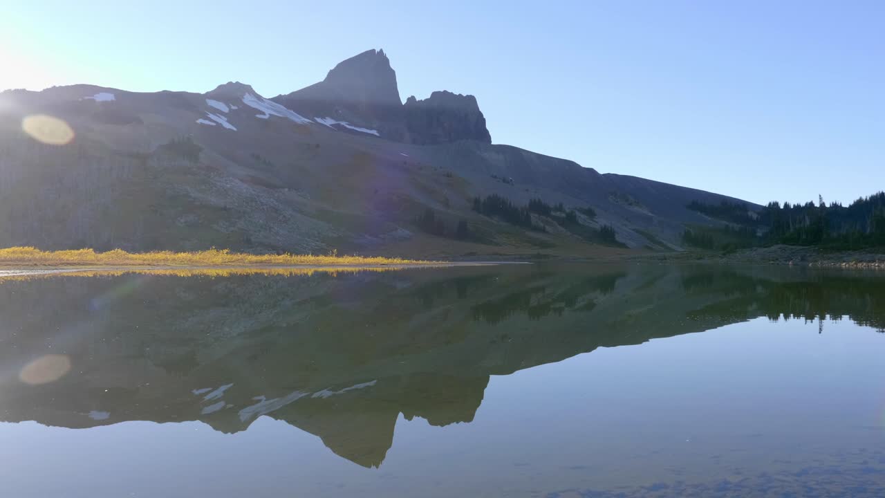 화창한 아침에 거울 반사가 있는 수정 같은 호수