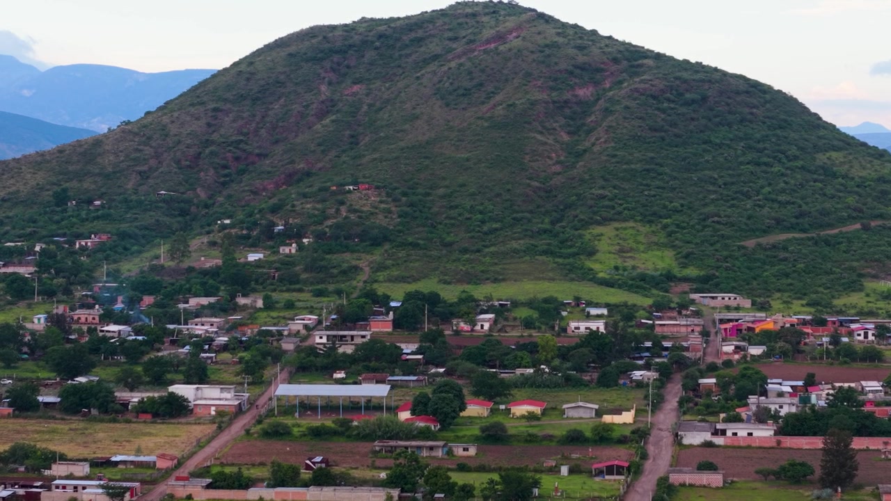 Prospettiva elevata di una comunità rurale zapoteca in Oaxaca, Messico