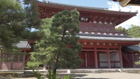 vista de cerca y entrada del templo daitoku-ji en kioto, japón