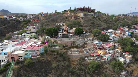 monumento de al pipila, estatua en guanajuato, méxico, tiro de drone