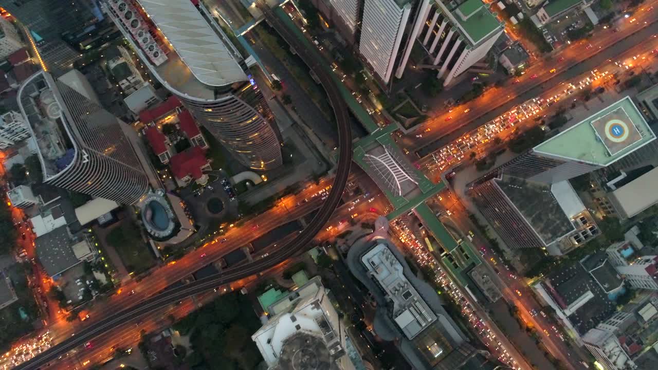 vuela sobre el centro de negocios de bangkok, tailandia