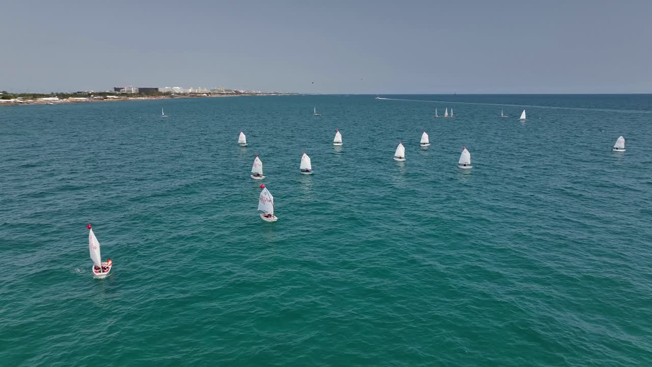 competición de veleros en la costa