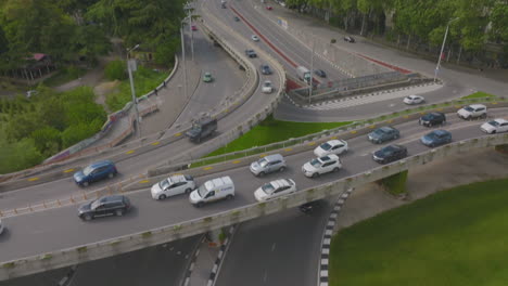 Toma-Aérea-Descendente-Que-Revela-Un-Cruce-De-Carreteras-Congestionado