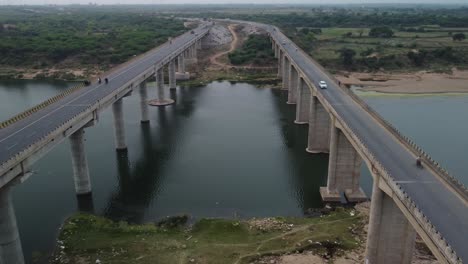 Puente-De-Carretera-Construido-Sobre-La-Cuenca-Del-Río-En-El-Terreno-Rural-Indio,-Vista-Aérea