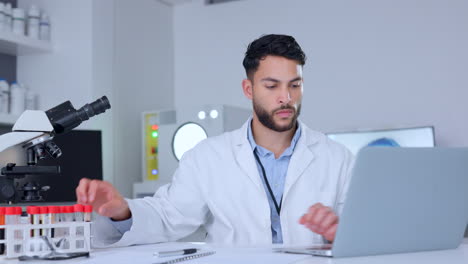 biólogo que trabaja con datos de tubos de recogida de sangre