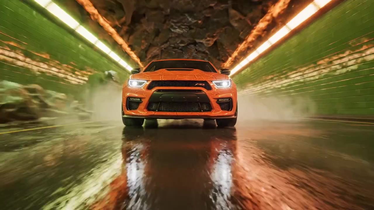 Un'auto arancione dinamica sfreccia attraverso un enigmatico tunnel verde con pavimentazione bagnata riflettente e nebbia in una straordinaria dimostrazione visiva di velocità e potenza