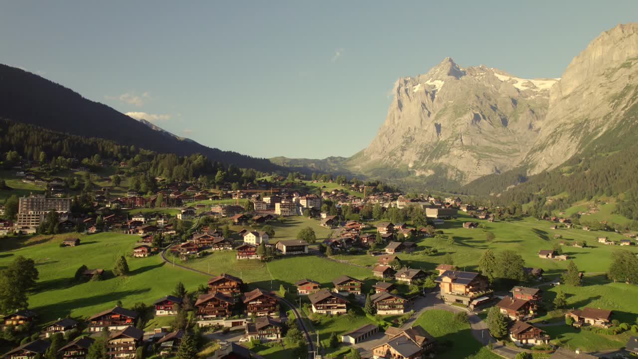 스위스 알프스 산맥의 그림 같은 산 마을인 그린델 ⁇ 드 (grindelwald) 를 향해 나아가고 있습니다. 마법의 저녁 빛 속에 웨터호른 산의 멋진 전망이 있는 곳입니다.