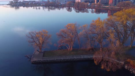 Amanecer-Pacífico-Aéreo-Sobre-Un-Lago