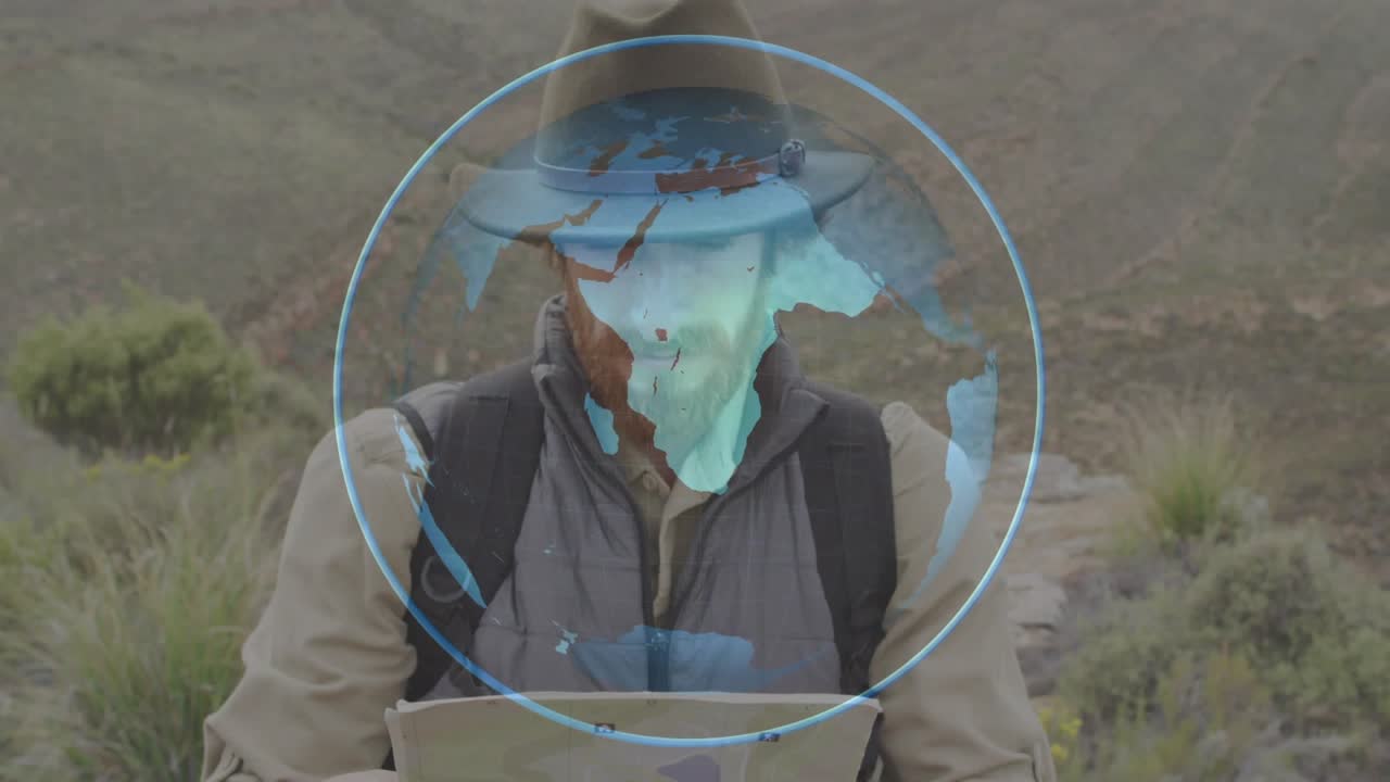 Uomo che legge una mappa in un terreno collinare, con una sovrapposizione di globo che appare sul busto a guidare la navigazione del percorso.