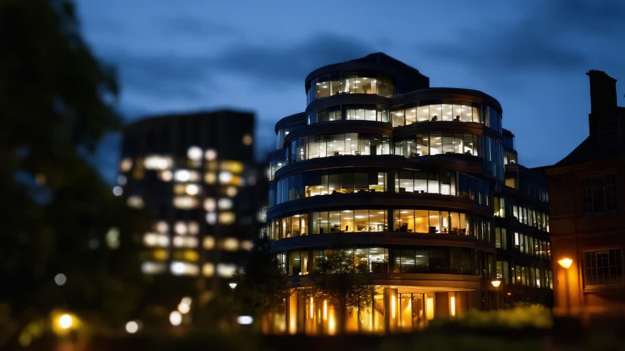 Um deslumbrante prédio de escritórios moderno iluminado à noite, com um design arquitetônico de tirar o fôlego e brilhos quentes das janelas que refletem a paisagem urbana