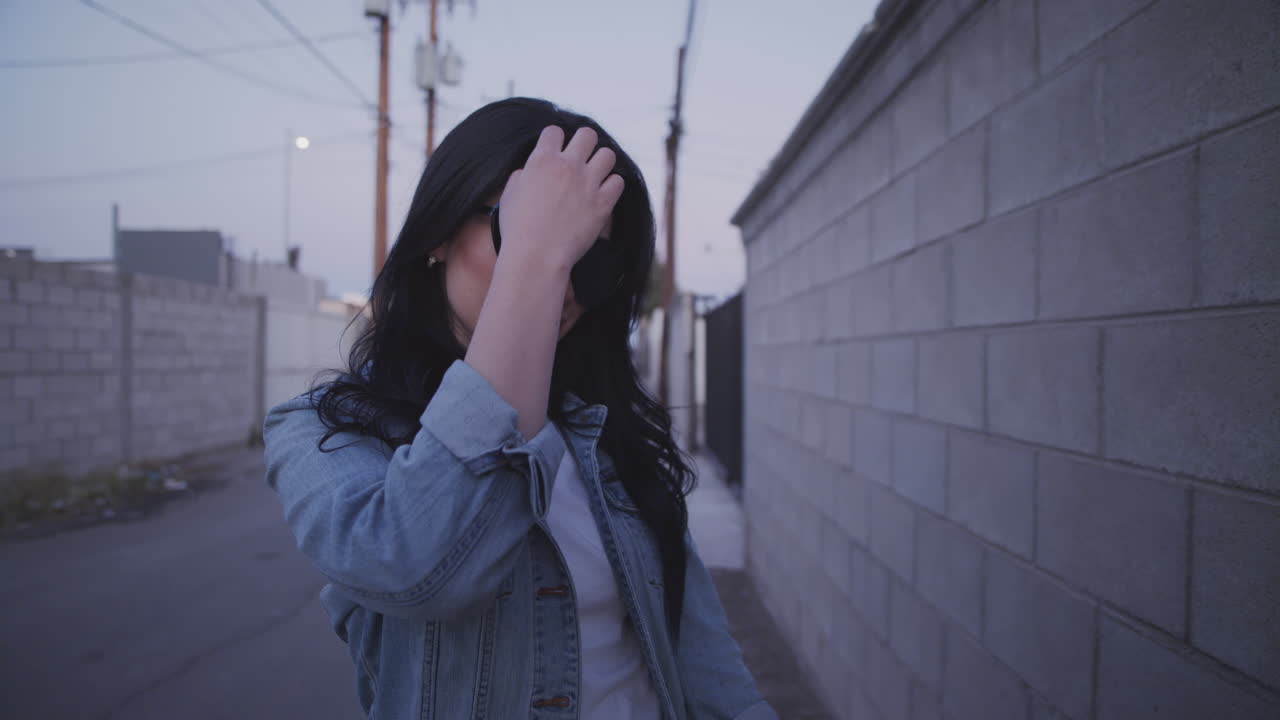 키스를 날리는 젊은 장난기 많은 여자