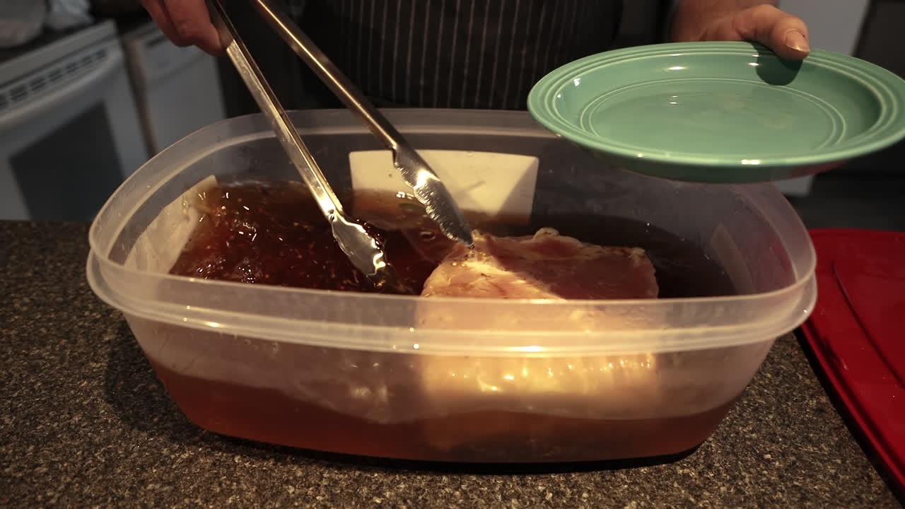 sacar el lomo de cerdo de la marinada de curado húmedo