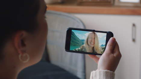 mujer joven chateando en video usando un teléfono inteligente amiga feliz de vacaciones en noruega compartiendo experiencia de viaje divirtiéndose en las vacaciones aventura comunicándose con el teléfono móvil