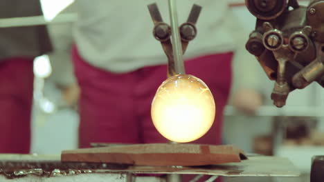 The-handmade-process-of-glassblowing,-glass-making-process,-selective-focus