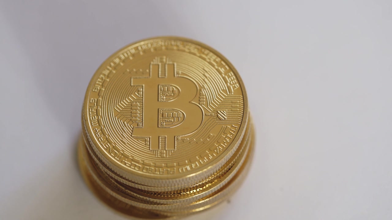 Primo piano di una moneta d'oro Bitcoin, macro di BTC. Il nuovo oro, valuta digitale, criptovaluta su blockchain su sfondo sfocato
