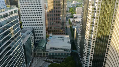 drone vuela entre edificios de oficinas corporativas en la ciudad moderna al amanecer