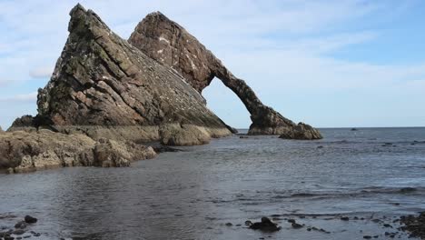 roca de violín de proa desde la costa en un día soleado y tranquilo