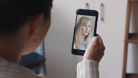 mujer joven teniendo video chat usando teléfono inteligente en casa hablando con un amigo mostrando el estilo de vida de compartir apartamento disfrutando de la comunicación en línea