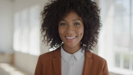 Porträt-Einer-Schönen-Afroamerikanischen-Frau,-Die-Glücklich-Lächelt-Und-Einen-Erfolgreichen-Lebensstil-Genießt.-Stilvolle-Schwarze-Frau-Mit-Flippiger-Afro-Frisur