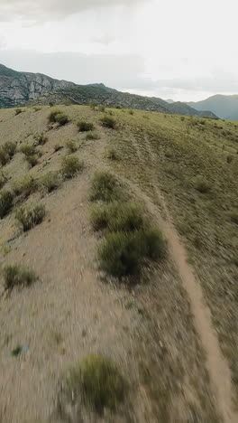 pistas de tierra en la cresta de la montaña en el valle del río fpv drone. los senderos encarnan el sentido de la aventura invitando a los exploradores a abrazar el desafío. terreno de las tierras altas