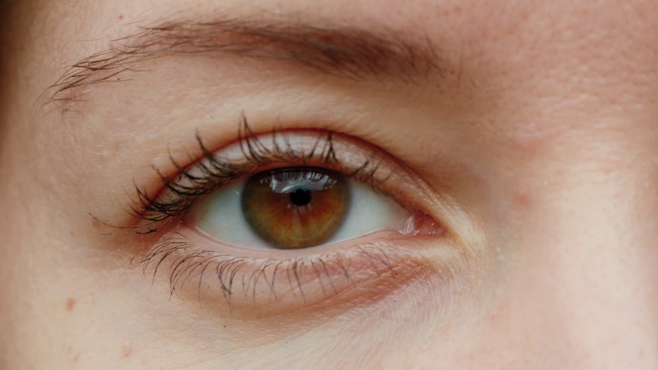 primer plano del ojo de una mujer.