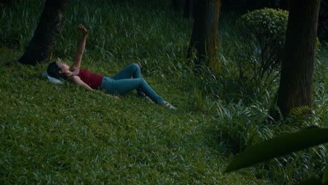 una mujer relajándose en un parque.